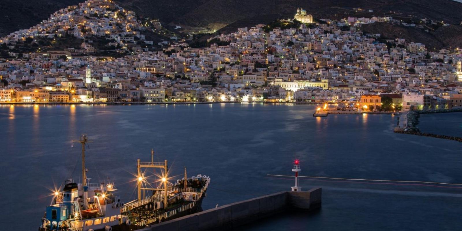 syros-limani-ellada-ploio-thalassa