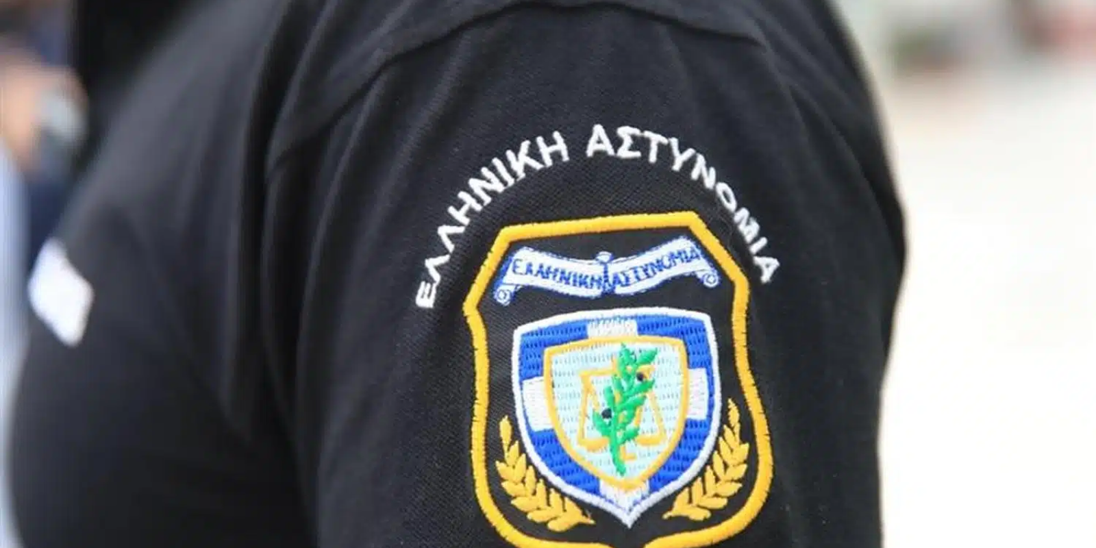 astynomikos-pairnei-piso-foroys