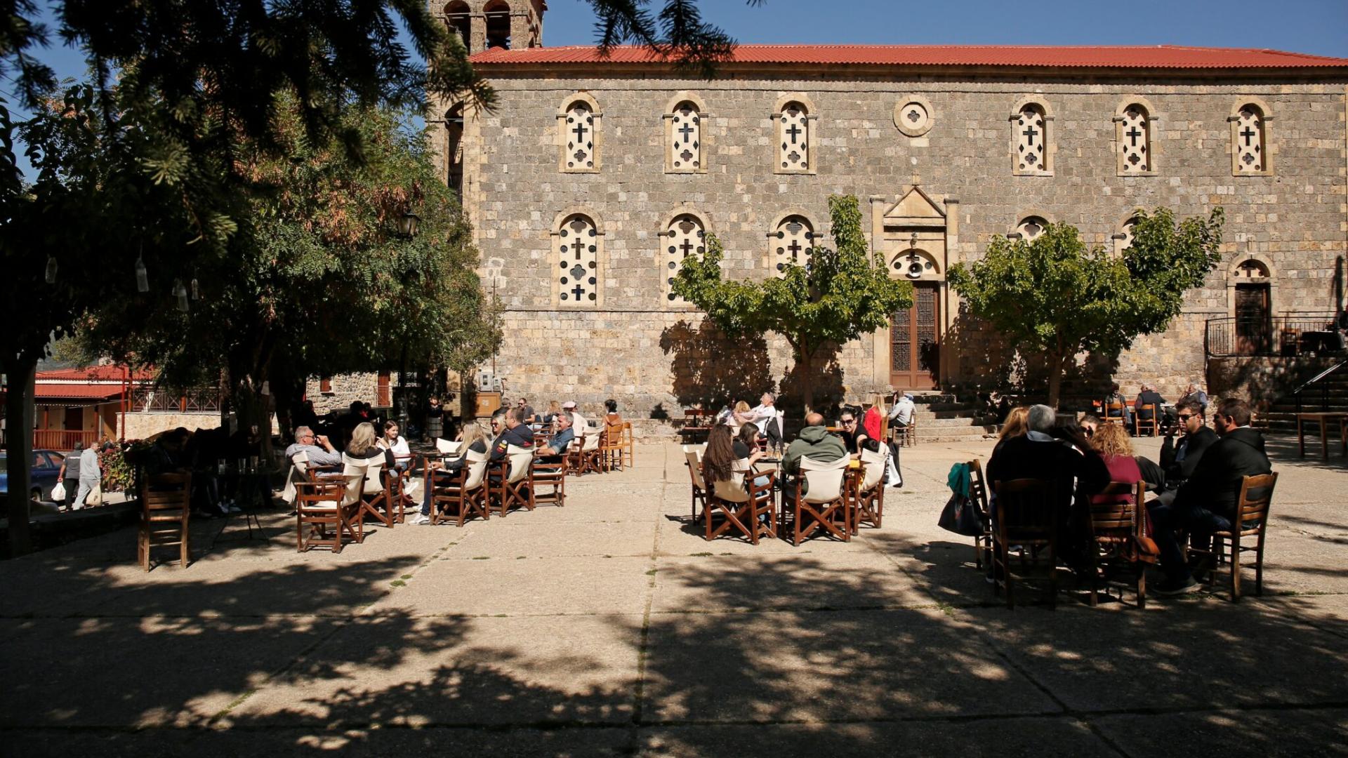 plateia-gkouras-korinthia