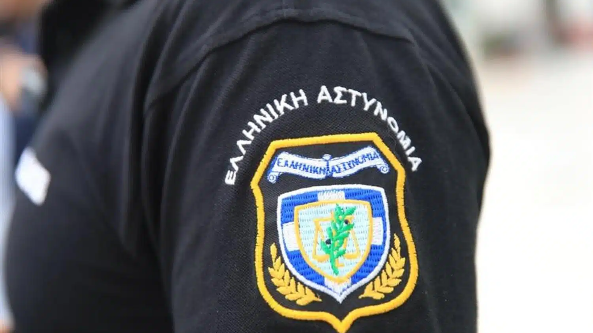 astynomikos-pairnei-piso-foroys